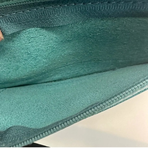 Leather Keecie wallet with a silkscreen of a cat chasing a bird on the inside - Picture 10 of 16